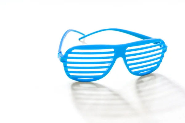 Óculos Sol Decorativos Uma Tira Estão Fundo Branco Com Reflexão — Fotografia de Stock
