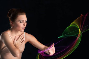 Lateks dansları gelen bej takım elbiseli güzel balerin. Duygusal olarak biraz renk holografik IMAG dokunduğu