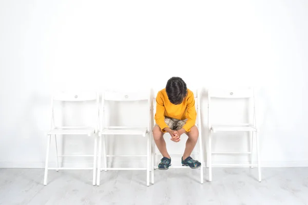 Jongen Zit Een Stoel Met Zijn Hoofd Naar Beneden Hij — Stockfoto