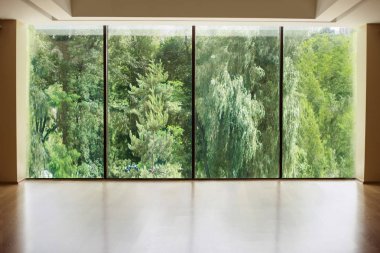 Orman veya panoramik penceresinde spor veya kapalı park, 