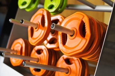 Spor salonunda metal iğneler üzerinde çok renkli mini bar krep tartmak