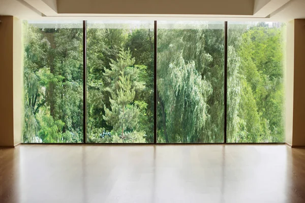 Orman veya panoramik penceresinde spor veya kapalı park, 