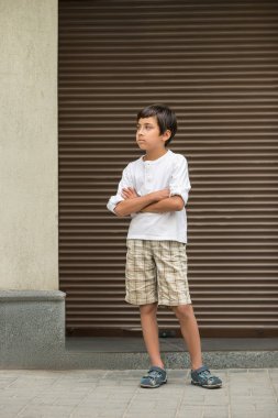 Silah ile çekici çocuk geçti, beyaz gömlek standları kahverengi bir haddeleme çekim giyiyor, bir kenara arıyorsunuz