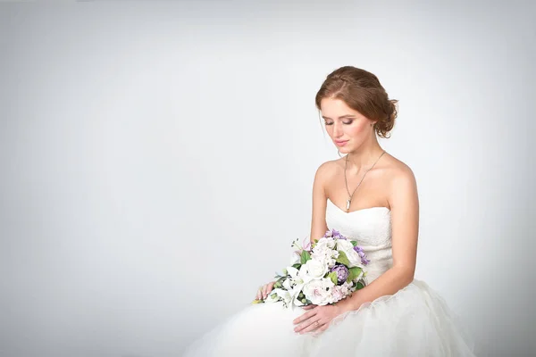 Něžný Portrét Nevěsty Svatebních Šatech Kytici Květin Ona Sedí Shlédl — Stock fotografie