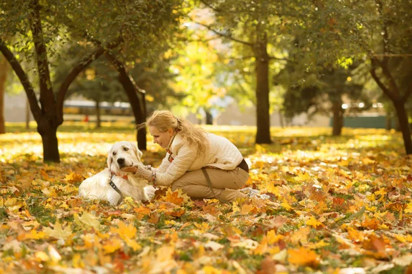 Blonde Woman Wearing Biege Jeans Jacket Emotionally Embraces Large White — Stock Photo, Image