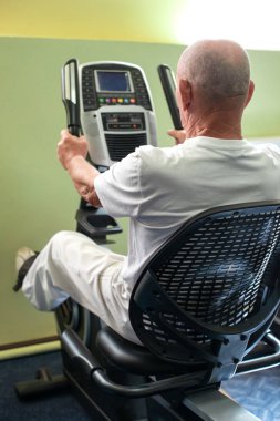 Çok yaşlı bir adam bir simülatör spor salonunda devreye girer