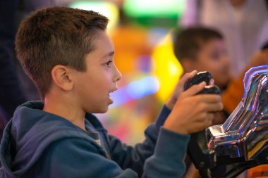 Çocuklar duygusal eğlence merkezi makinelerde oyun oynamak.