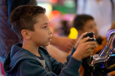 Çocuklar duygusal eğlence merkezi makinelerde oyun oynamak.