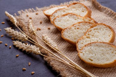 dilimlenmiş baget ve kulakları buğday Jüt peçeteye yalan
