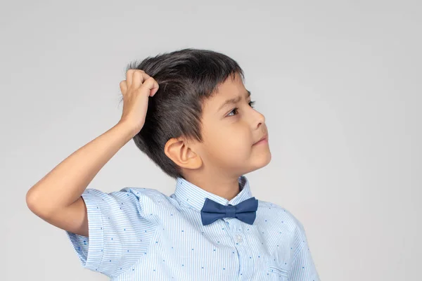 Menino Vestindo Camisa Azul Com Gravata Arco Pensando Algo Coçando — Fotografia de Stock