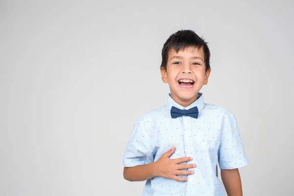 Gefühlvolles Porträt Eines Lächelnden Jungen Mit Blauem Hemd Und Krawattenschleife — Stockfoto
