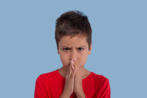 Jongen Die Het Dragen Van Rode Shirt Heel Boos Boos — Stockfoto