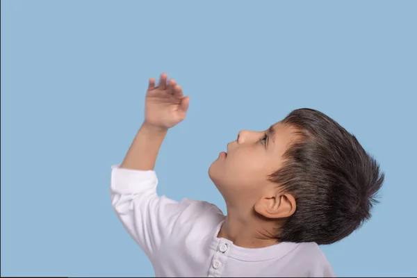 Маленький Мальчик Белой Рубашке Увидел Высоко Смотрит Вершину Синем Фоне — стоковое фото