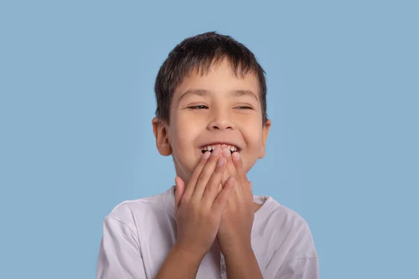 Feche Retrato Emocional Garotinho Sorridente Vestindo Uma Camisa Branca Fundo — Fotografia de Stock