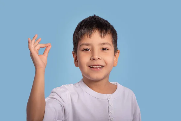 Close Van Emotionele Portret Van Kleine Jongen Dragen Een Wit — Stockfoto