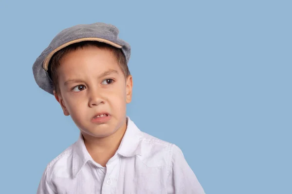 Emocjonalne Portret Małego Chłopca Nosić Czapkę Obrażony Twarzy Bliska — Zdjęcie stockowe