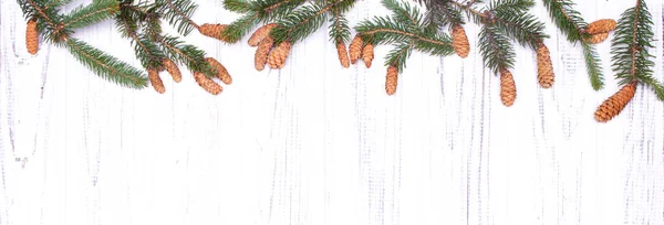 Kerst Abstractie Een Spar Boomtak Met Kegels Witte Houten Oppervlak — Stockfoto