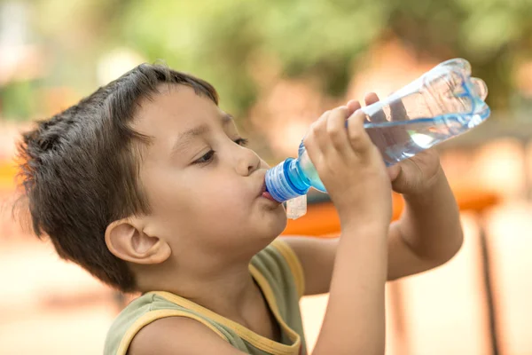 Menino Vestindo Camiseta Verde Bebe Água Uma Pequena Garrafa Parque — Fotografia de Stock