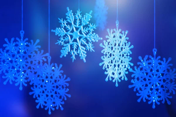 Los Copos Nieve Decorativos Cuelgan Sobre Fondo Azul Feliz Navidad — Foto de Stock