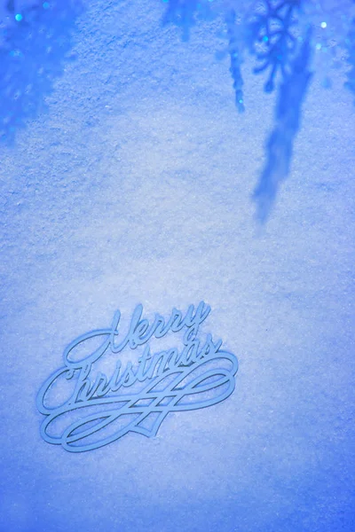 青色の背景に装飾的な雪の結晶 メリー クリスマスまたは新年あけましておめでとうございます — ストック写真