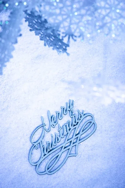 青色の背景に装飾的な雪の結晶 メリー クリスマスまたは新年あけましておめでとうございます — ストック写真