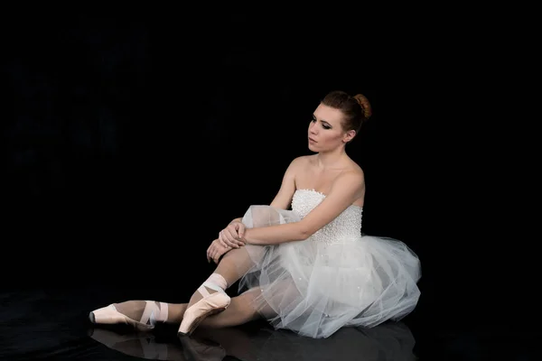 Bailarina Vestido Clássico Branco Ponteiro Senta Uma Superfície Reflexiva Descansa — Fotografia de Stock