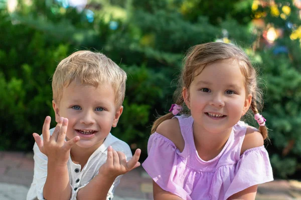 Pasu Nahoru Portrét Dvou Roztomilý Málo Usmívající Děti Chlapec Dívka — Stock fotografie