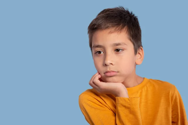 Retrato Cerca Niño Vestido Con Una Camiseta Amarilla Con Una —  Fotos de Stock