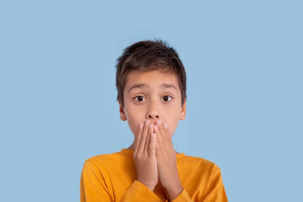 Retrato Emocional Del Niño Vestido Con Una Camisa Amarilla Sobre —  Fotos de Stock