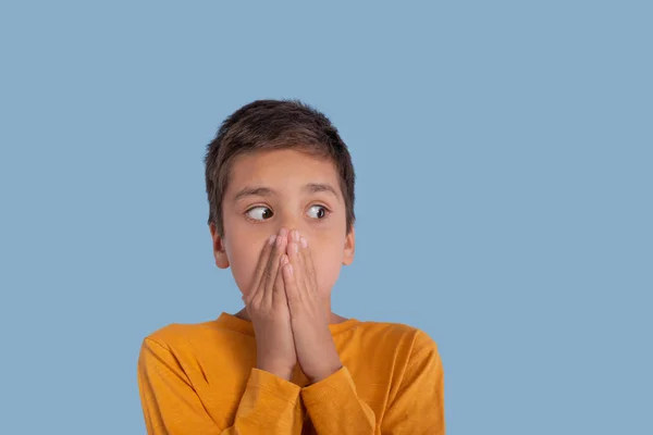 Emotionele Portret Van Jongen Draagt Een Rood Shirt Een Blauwe — Stockfoto