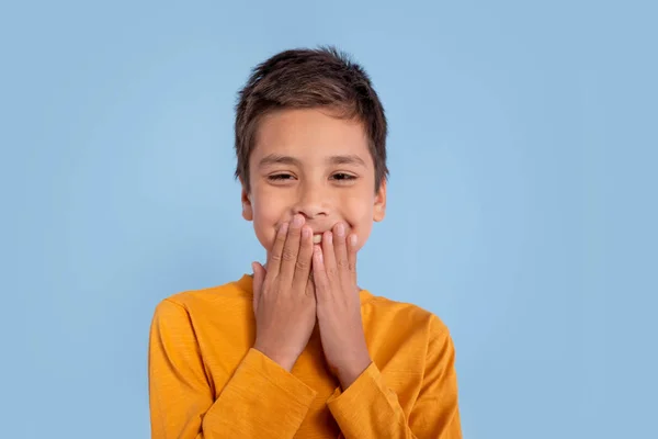 Стривайте Емоційний Портрет Маленького Усміхненого Хлопчика Жовтій Сорочці Синьому Фоні — стокове фото