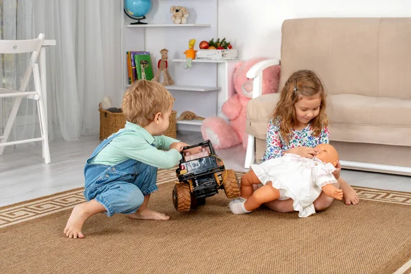 Kleine Kinder Ein Junge Und Ein Mädchen Sitzen Hause Auf — Stockfoto