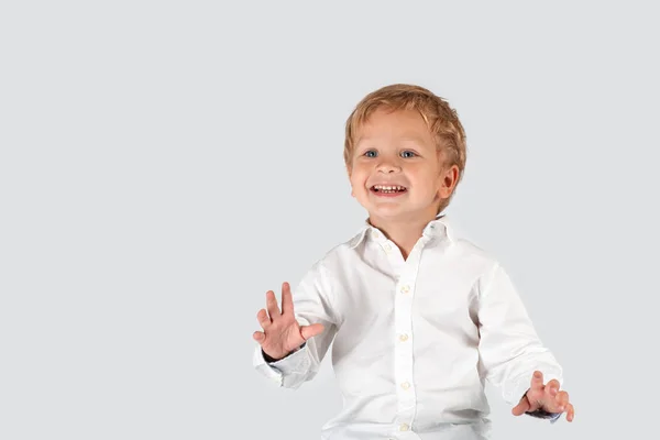 Retrato Medio Cuerpo Niño Sonriente Con Camisa Blanca Está Sentado —  Fotos de Stock