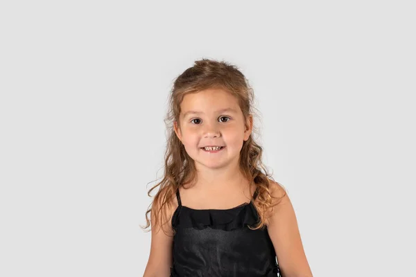 Retrato Media Longitud Una Niña Sonriente Con Hermoso Vestido Elegante —  Fotos de Stock