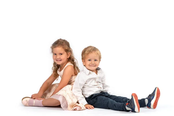 Retrato Comprimento Total Uma Menina Sorridente Menino Vestindo Roupas Elegantes — Fotografia de Stock