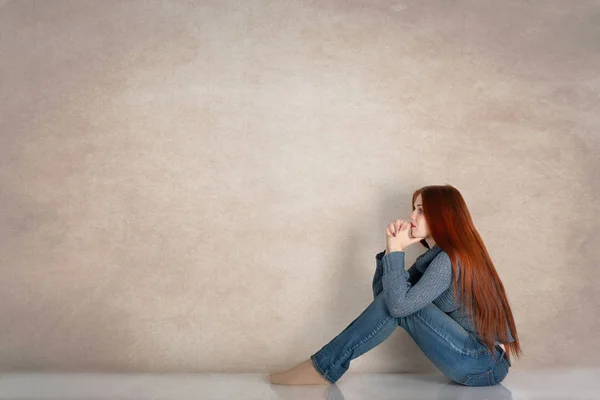 Volledige Lengte Profiel Portret Van Een Jonge Vrouw Die Blauwe — Stockfoto