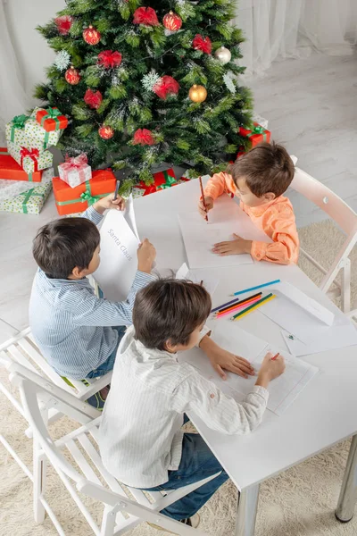 Crianças Meninos Irmãos Amigos Escrevem Carta Papai Noel Árvore Natal — Fotografia de Stock