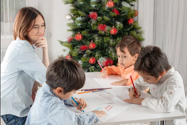 Les Enfants Garçons Frères Amis Écrivent Lettre Père Noël Sapin — Photo