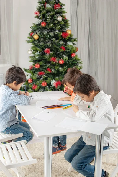 子供男の子兄弟や友人はクリスマス ツリーにサンタ クロースに手紙を書く — ストック写真