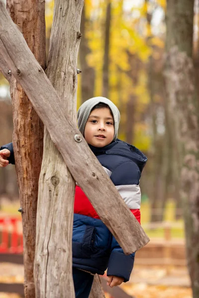 Een Jongen Een Jas Hoed Spelen Speelplaats Het Park Hij — Stockfoto