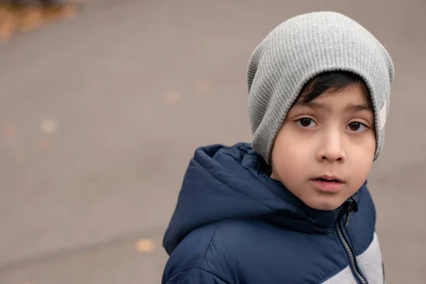 Taille Portret Van Ernstige Jongetje Het Dragen Van Een Jas — Stockfoto