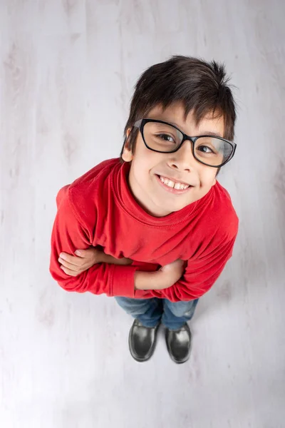 Jongen Een Rood Shirt Glazen Met Armen Gekruist Glimlach Zoet — Stockfoto