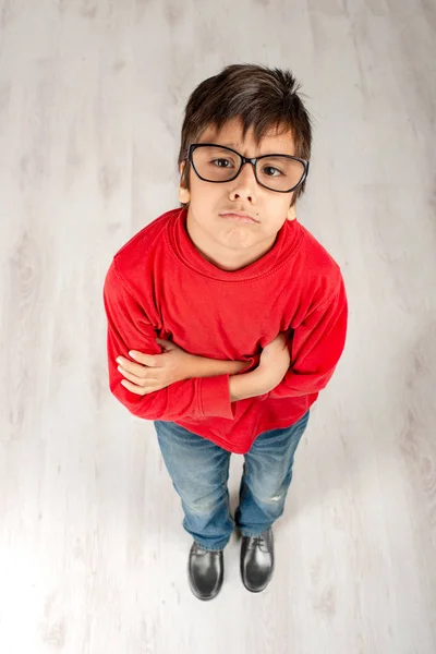 Menino Vestindo Camisa Vermelha Óculos Com Braços Cruzados Olhando Com — Fotografia de Stock