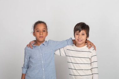 Stüdyo çekim iki arkadaş, erkek ve kız, kot pantolon ve gömlek giymiş. Çocukça karıştı, her diğer, aralarında uzun mesafe bırakarak sarıldı