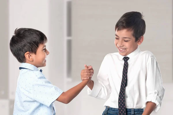 Двоє Веселих Хлопчиків Сорочках Краватках Тремтять Одна Одній Руки Знак — стокове фото