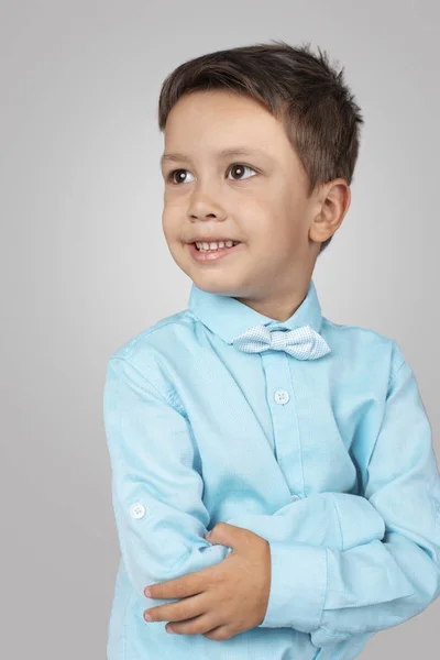 Студійний Знімок Маленького Усміхненого Хлопчика Обіймами Схрещеними Синій Сорочці Краватці — стокове фото