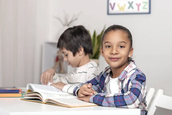 Kinderen Jongen Meisje Zitten Aan Tafel Lezen Van Boeken Schoolboeken — Stockfoto