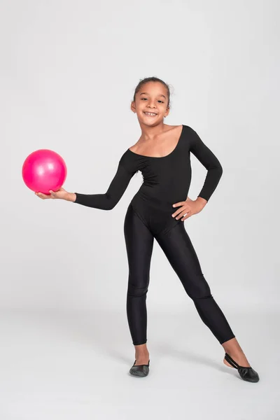 Studio Záběr Atraktivní Malá Gymnastka Dívka Mulatta Nosí Černé Legíny — Stock fotografie