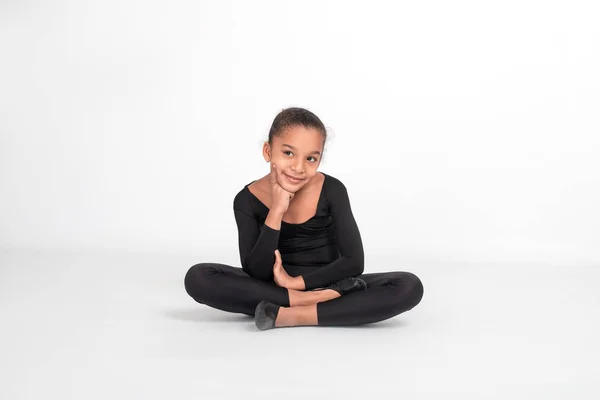 Studio Záběr Atraktivní Malá Gymnastka Dívka Mulatta Sedí Podlaze Její — Stock fotografie
