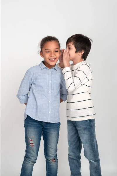 Студійний Знімок Привабливої Молодої Дівчини Хлопчика Сорочках Джинсах Білому Тлі — стокове фото